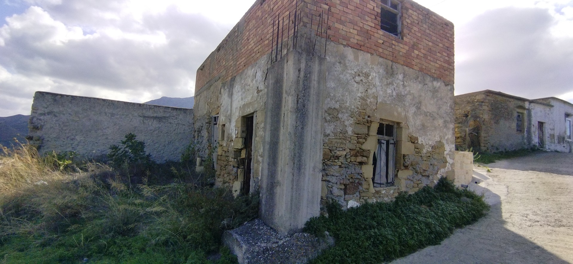 Old stone house for sale in Kissamos. ID 05-2847