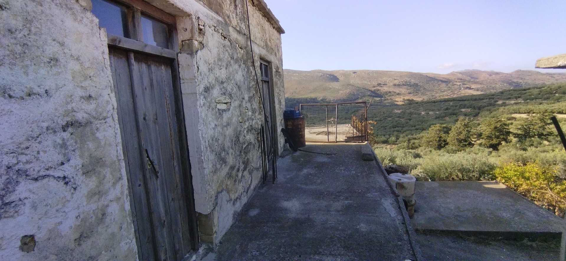 Old stone detached house is for sale in Kissamos. ID 05-2838