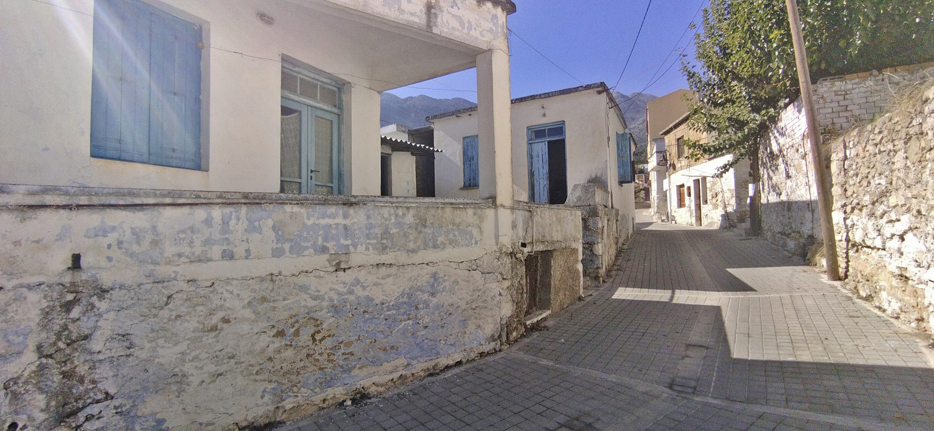 Old stone house for sale in Kournas. ID 05-2839
