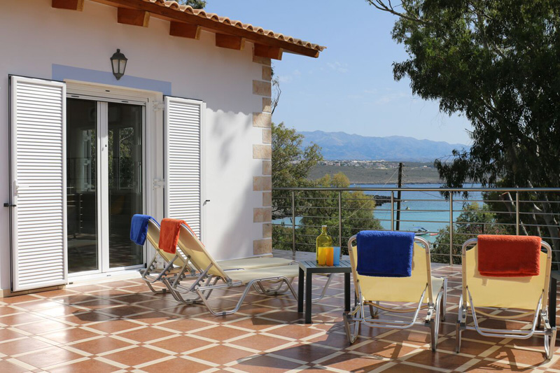 House by the sandy beach in Chania for sale. ID 04-4102