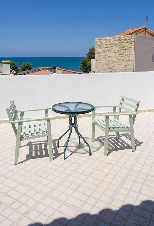 Villa 10 meters away from the sandy beach in Platanias Chania. ID 0v-657