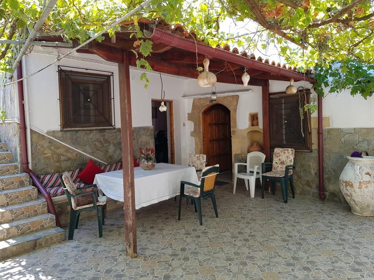 Two maisonettes and one studio apartments for sale in Vamos Apokoronas. ID 04-3153