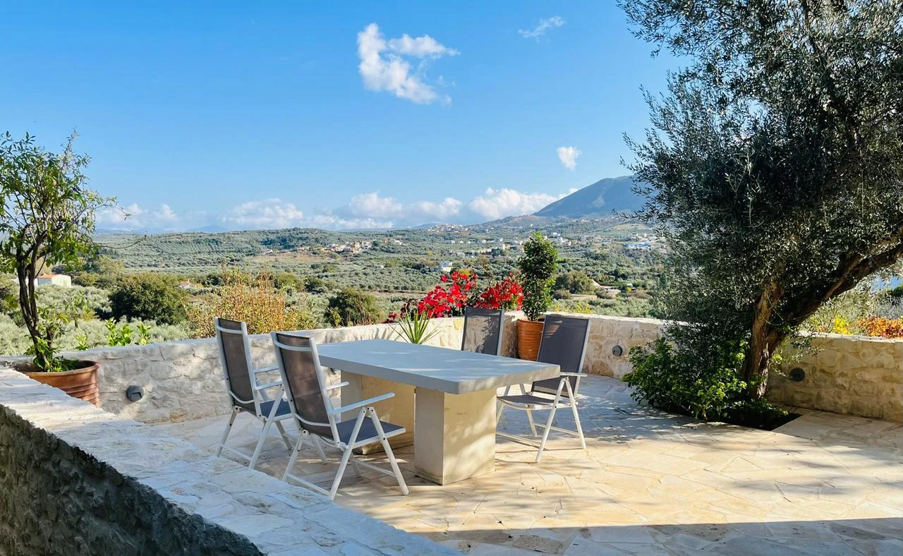 Stone House near Kournas Lake. ID 04-11913