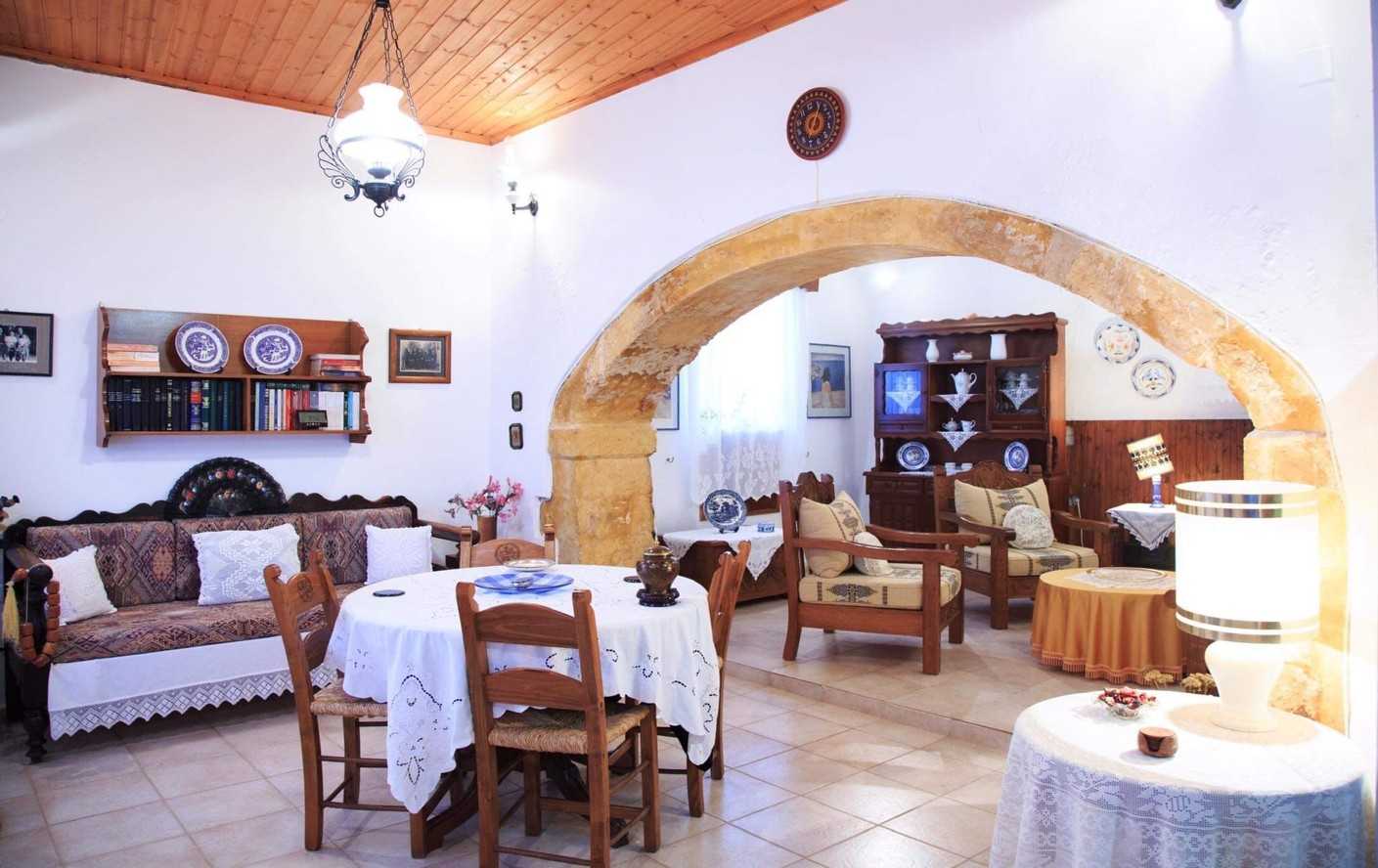 Traditional residence in Amnatos Rethymno. ID 14-2606