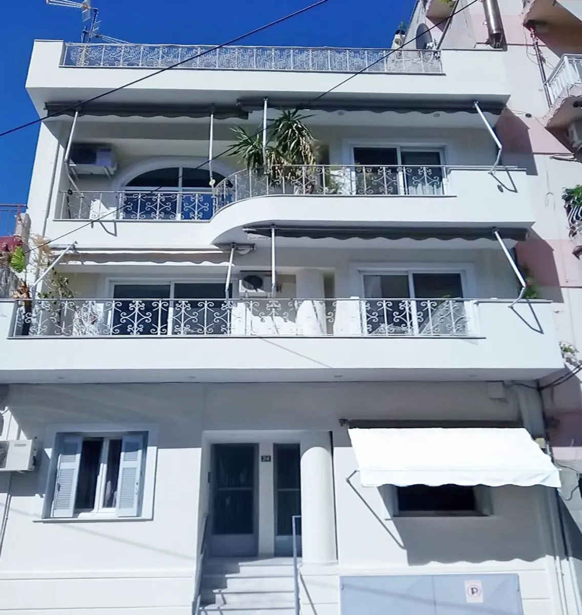 Building with Three Apartments for sale in Piraeus. ID AB-1608