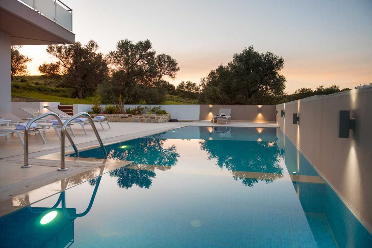 Luxury Villa in Tympaki Heraklion. ID 2v-475