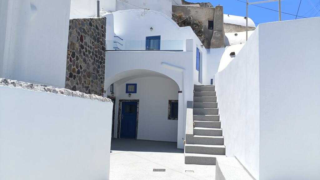 Small Hotel for sale in Santorini. ID S2-398