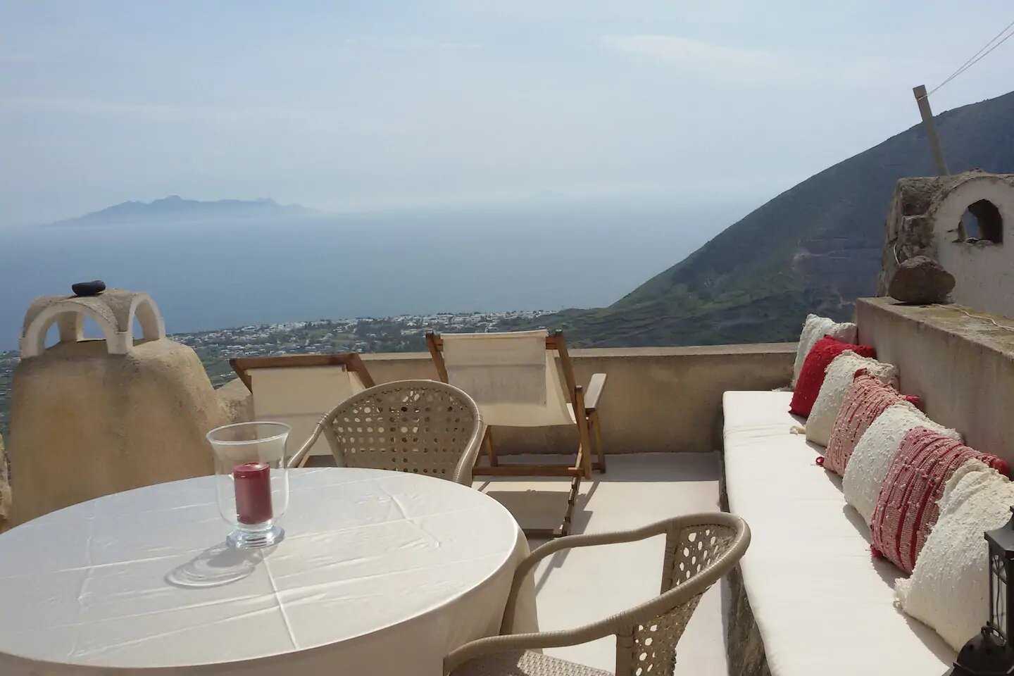 Traditional cave house for sale in Santorini, Greece. ID S4-1271