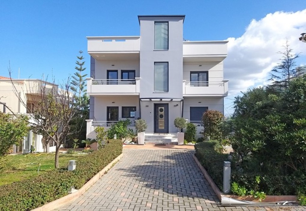 Three bedroom apartment with amazing views for long-term rental in Chrysi Akti, Chania. ID 001-720