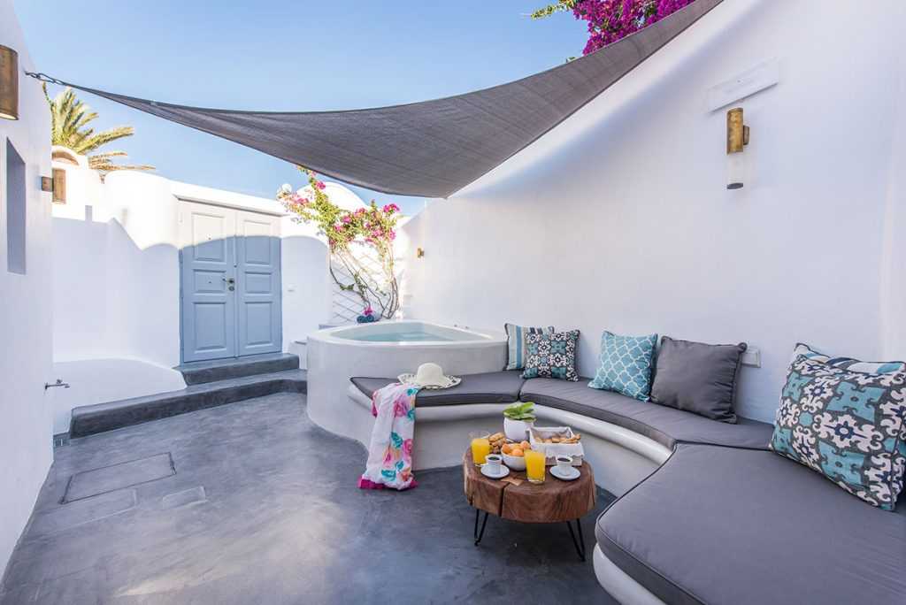 Luxurious income-generating detached house for sale in Santorini. ID S4-1226