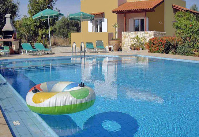 Complex of three bungalows with EOT license for sale in Akrotiri. ID 0v-273