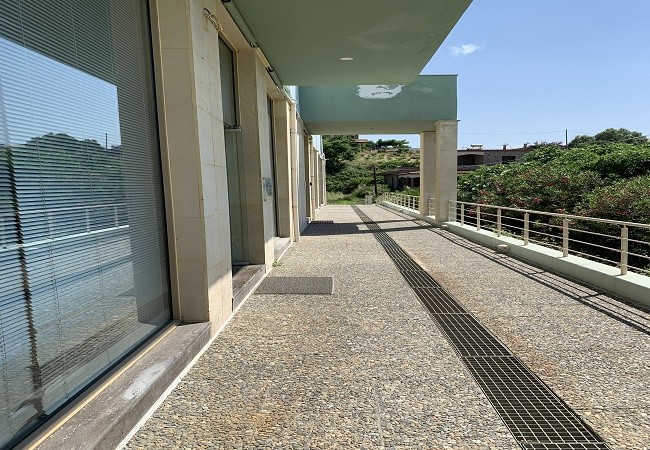 Complex of five apartments and a large shop for sale. ID 04-1160