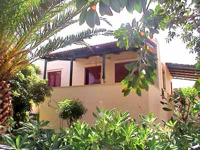 Clutch of income producing houses in privileged location. ID 02-078