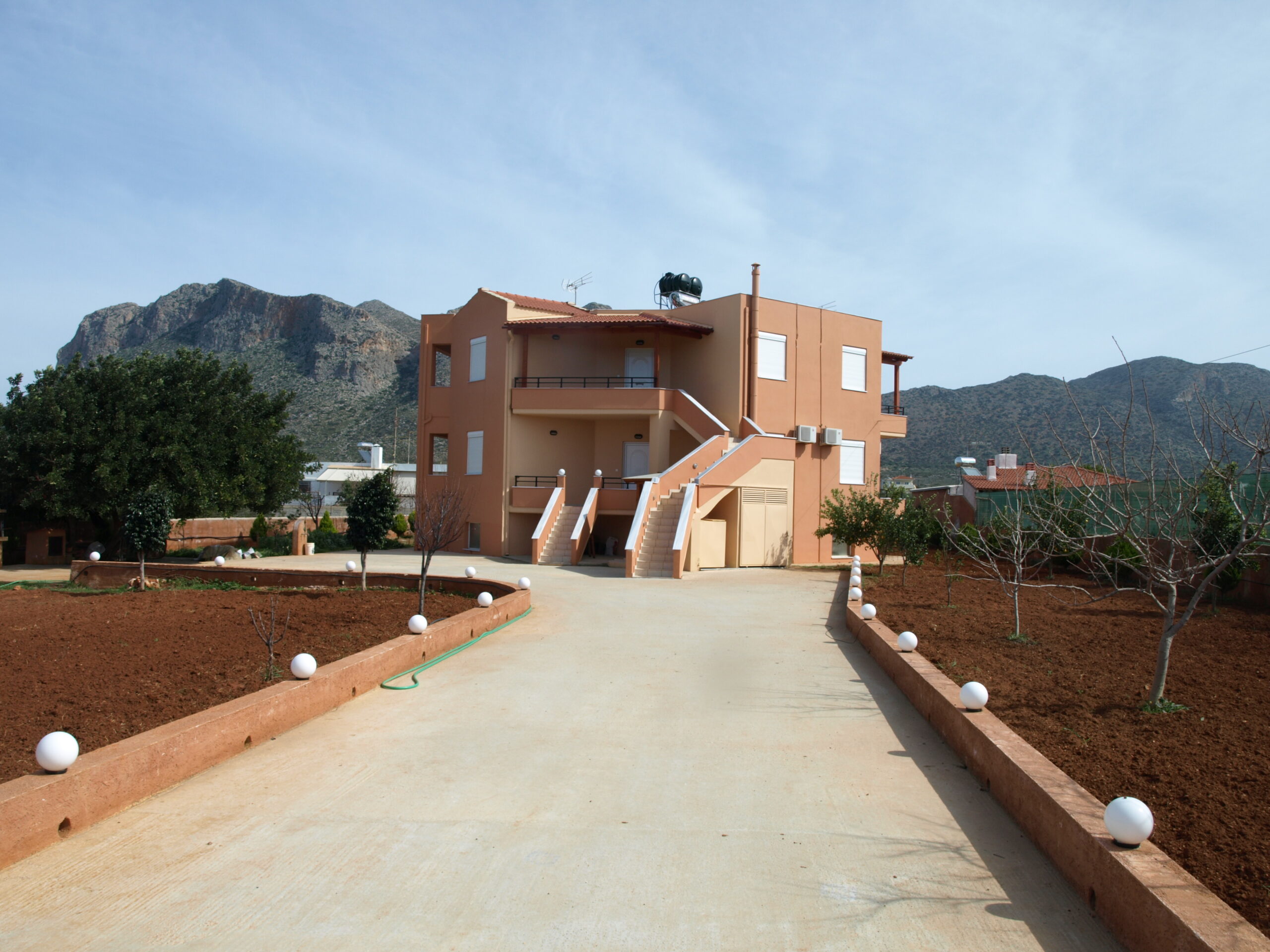 Live in Crete. ID 001-228