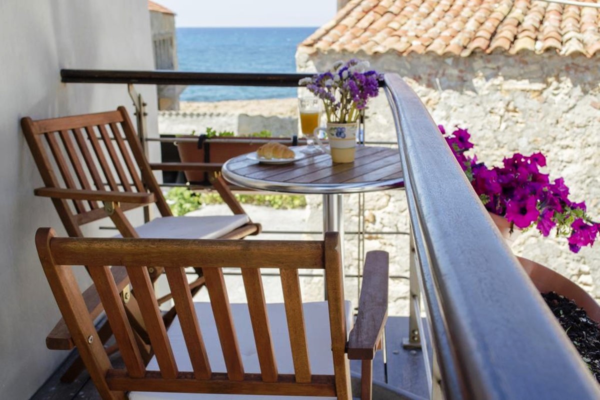 Ενοικιάζεται πέτρινη κατοικία στη Χαλέπα με θέα θάλασσα