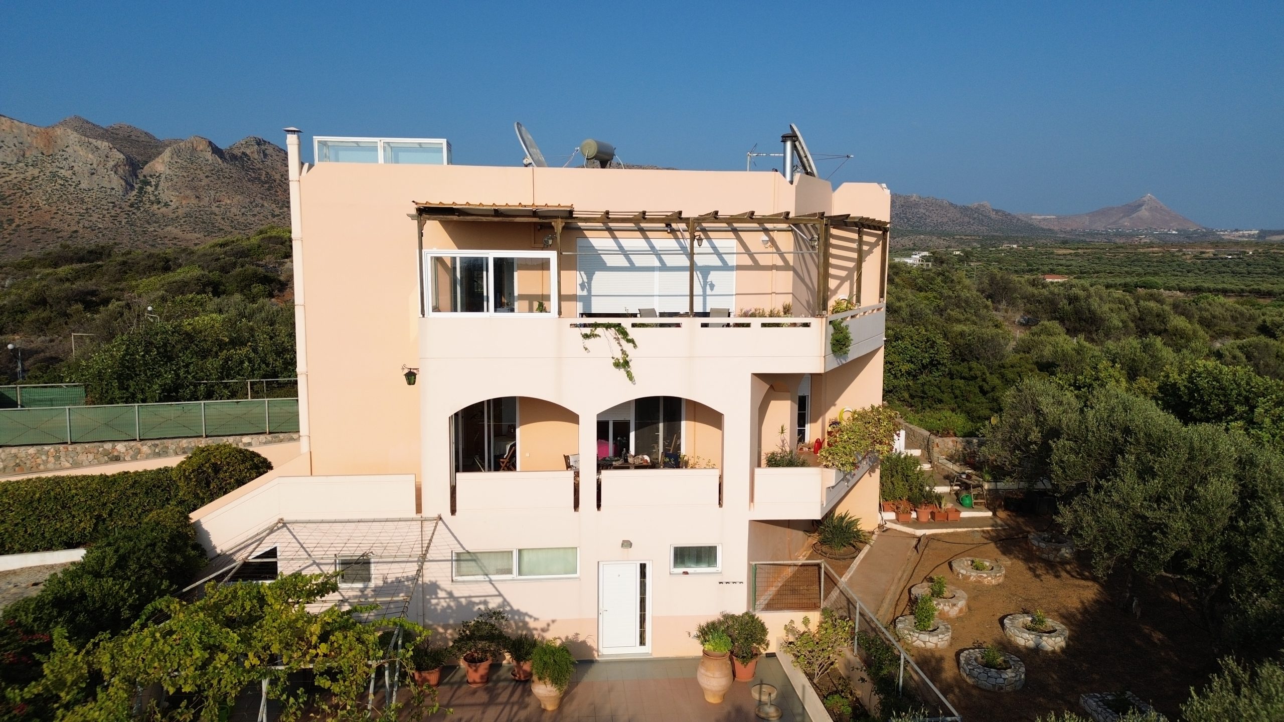 Detached house with mountain and sea views on a large plot in Stavros - Akrotiri