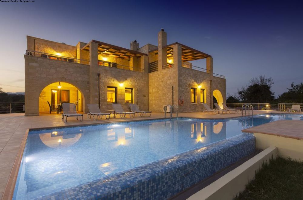 Πολυτελείς βίλλες στις Καλύβες