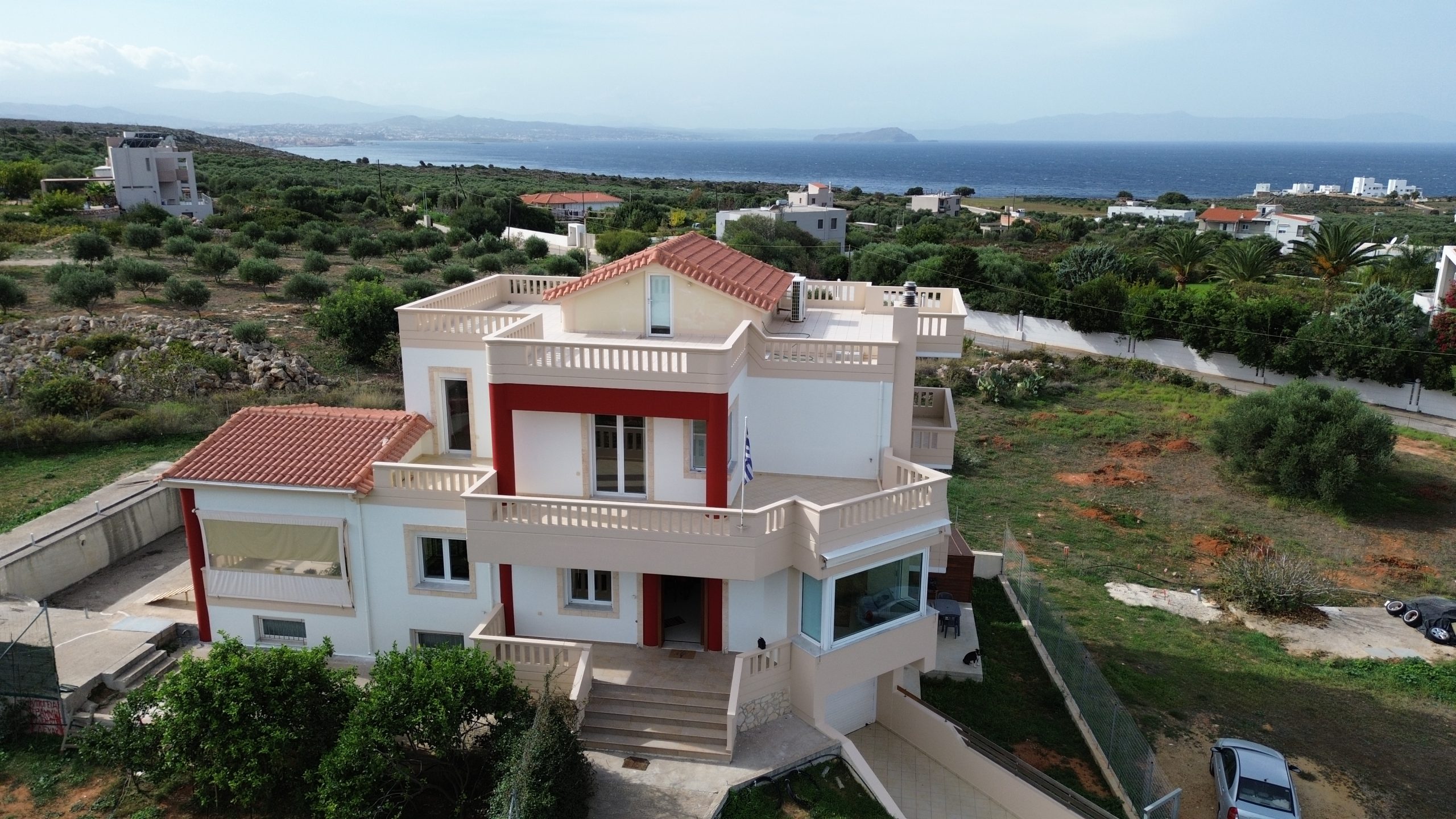 Luxurious villa in Akrotiri with fantastical view of the sea and the white mountains
