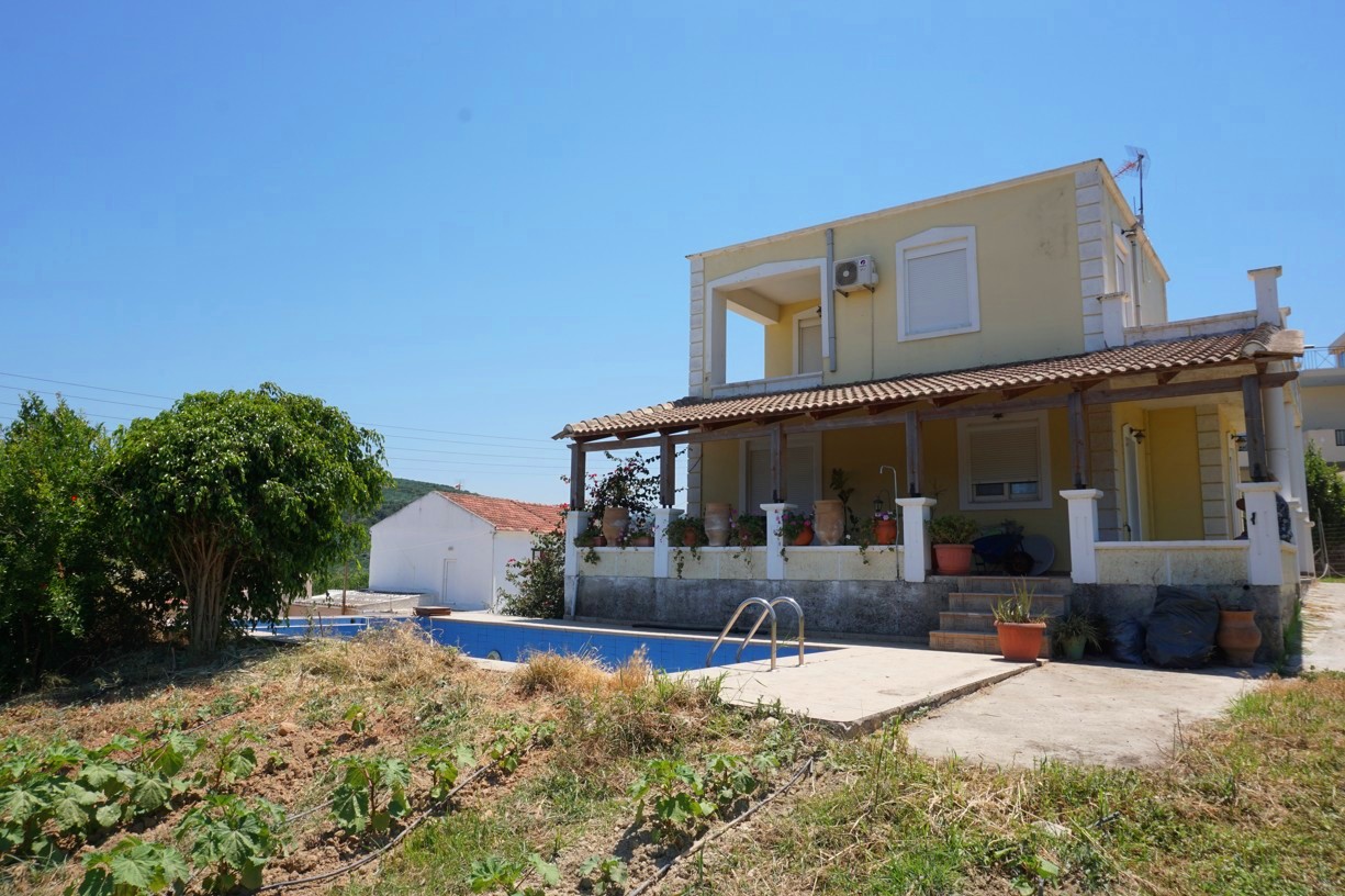 Detached house with a pool in Spilia, Kolymbari