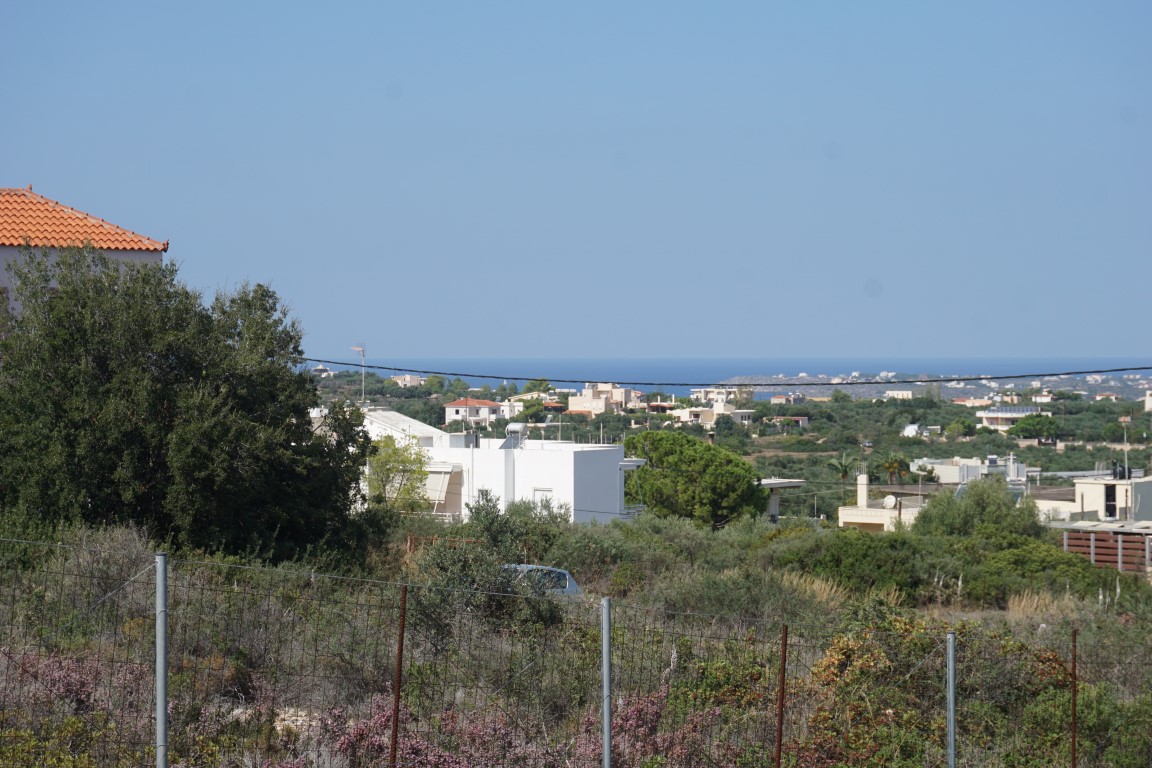 Plot within a settlement in Kounoupidiana with nice view.