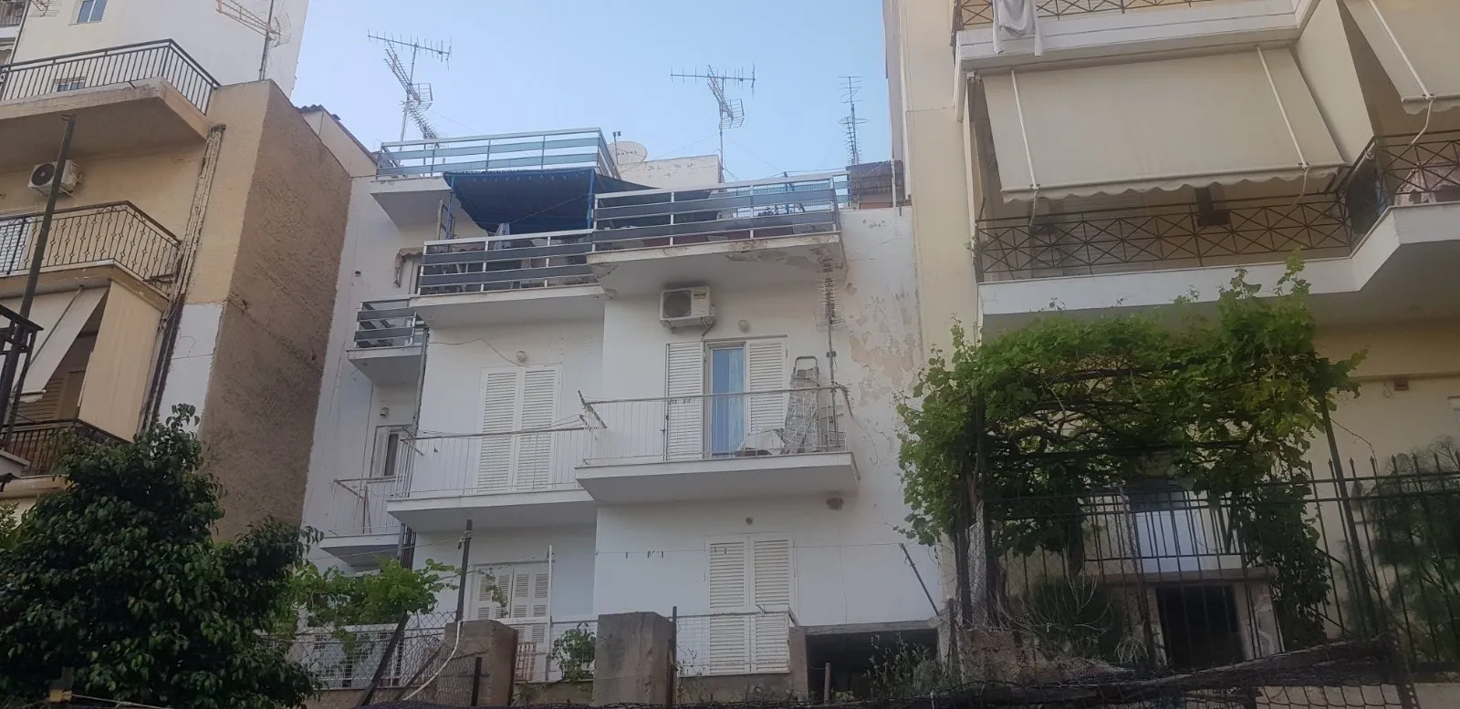 Building with Four Apartments for sale in Piraeus Perama. ID AB-1422