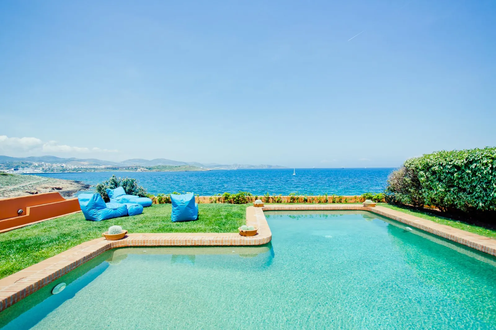 Seaview Villa for sale in Sounio. ID Av-1070