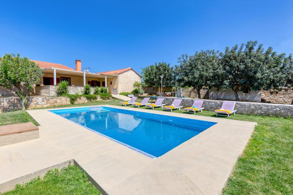 Villa for sale in Kolymbari. ID 0v-1062