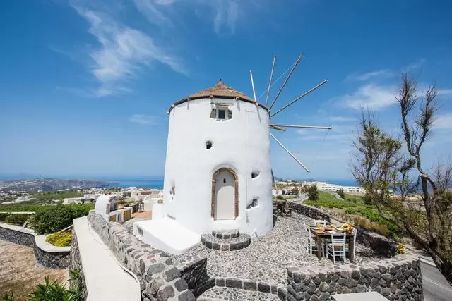 Windmill House for sale in Santorini. ID S4-5528